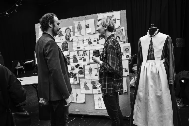 Under kollationeringen finns det möjlighet att titta närmare på skisser och modeller. Här pratar scenografen Kirsten Thomson och skådespelaren Joakim Gräns. Foto: Emmalisa Pauly