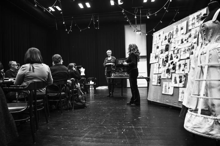 Regissören Anna Azcárate och scenografen Kirsten Thomsen presenterar sina idéer kring uppsättningen Foto: Emmalisa Pauly