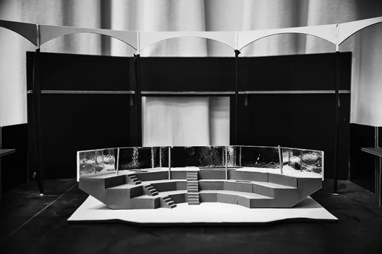 Scenografimodellen presenterar den stora röda byggnad med olika nivåer som kommer att utgöra bakgrunden i Scenografin. 