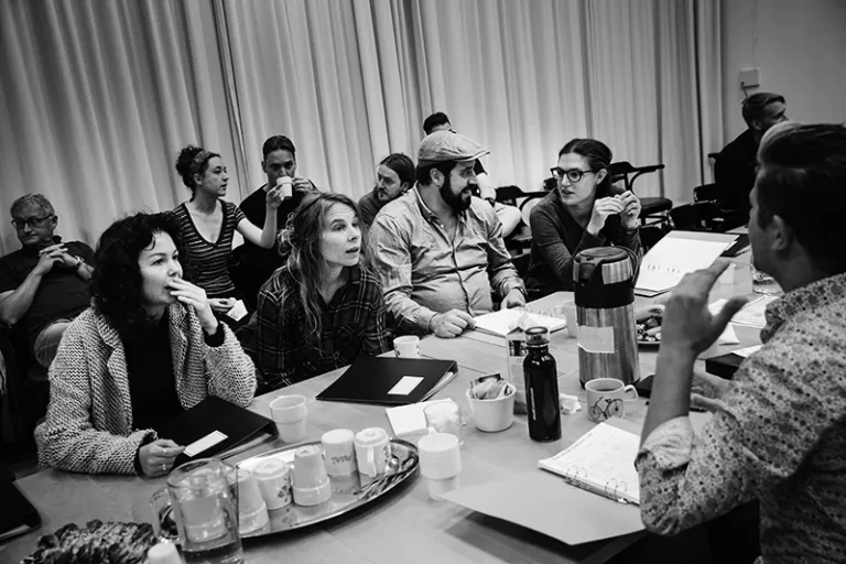 Skådespelarna läser manuset för första gången Foto: Emmalisa Pauly