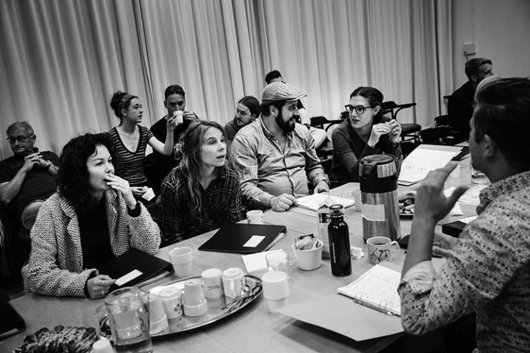 Skådespelarna läser manuset för första gången Foto: Emmalisa Pauly Skådespelarna läser manuset för första gången Foto: Emmalisa Pauly