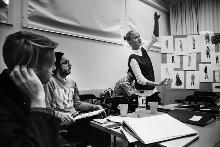 Sara Cronberg berättar om musiken och ljudeffekterna tillsammans med musikerna David Gülish och Hans Appelqvist Foto: Emmalisa Pauly