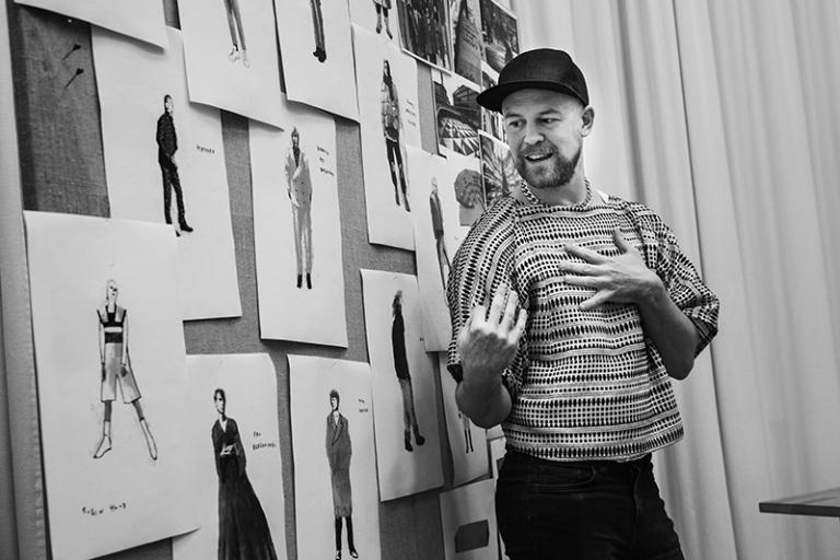 Kostymdesignern och scenografen Daniel Åkerström-Steen visar upp sina kostymskisser. Foto: Emmalisa Pauly Kostymdesignern och scenografen Daniel Åkerström-Steen visar upp sina kostymskisser. Foto: Emmalisa Pauly