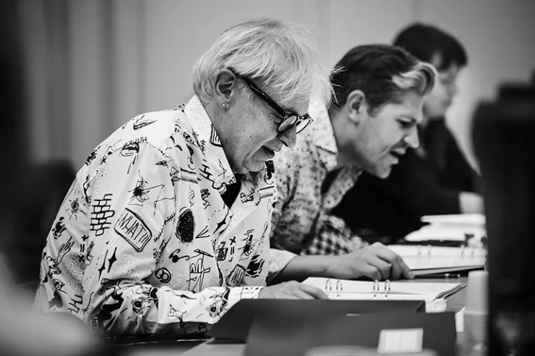 Hans-Peter Edh som är berättaren i föreställningen läser sina inledande repliker. Foto: Emmalisa Pauly