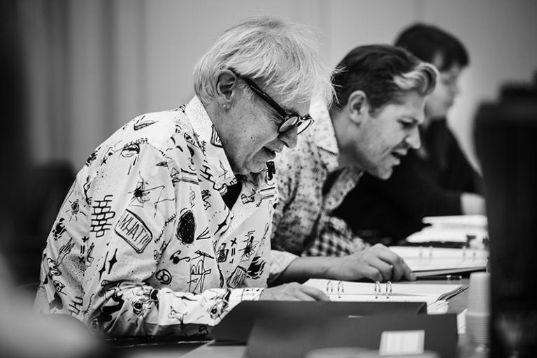 Hans-Peter Edh som är berättaren i föreställningen läser sina inledande repliker. Foto: Emmalisa Pauly Hans-Peter Edh som är berättaren i föreställningen läser sina inledande repliker. Foto: Emmalisa Pauly