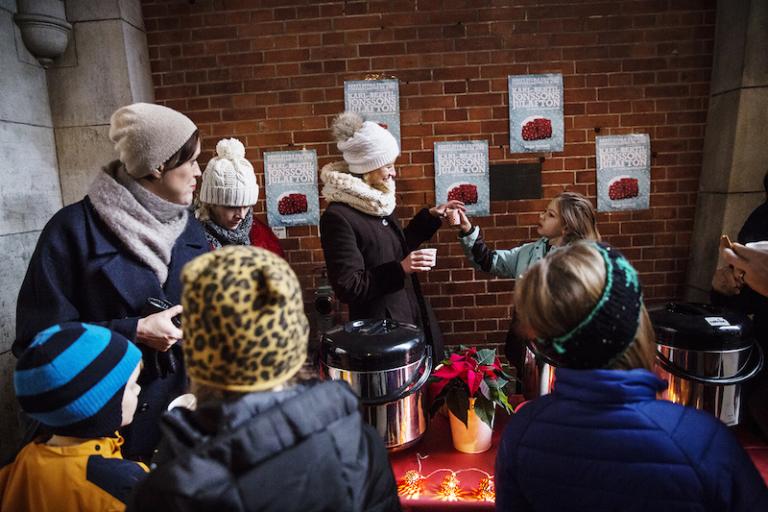 Regissören Sara Cronberg bjuder på glögg utanför entrén till Hipp.