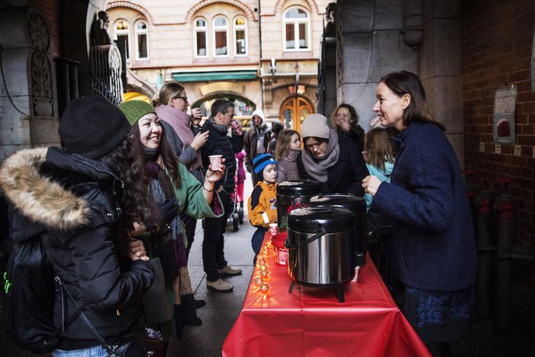 Kitte Wagner pratar med en av besökarna