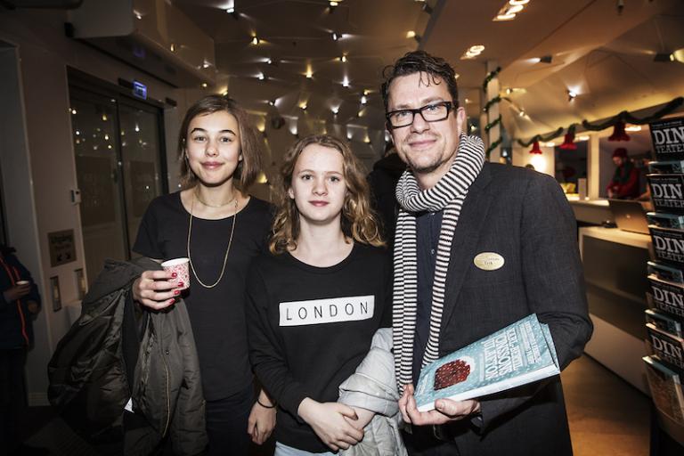 Personal med två unga besökare