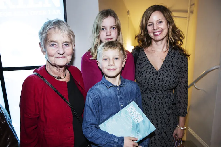 Familj i foajén innan föreställningen.