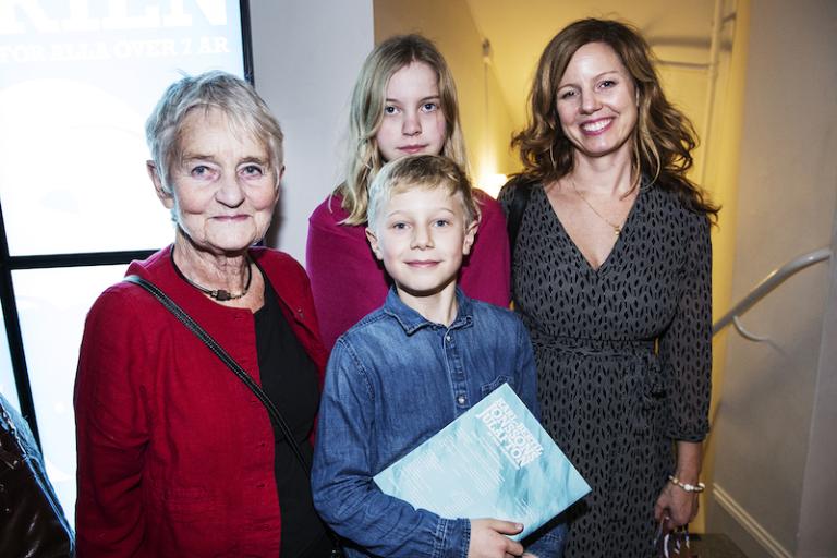 Familj i foajén innan föreställningen.