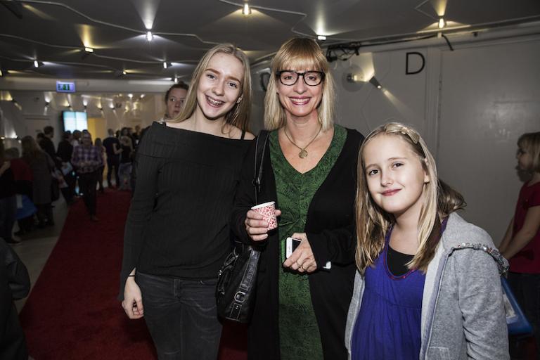 Mamma med två döttrar i foajén