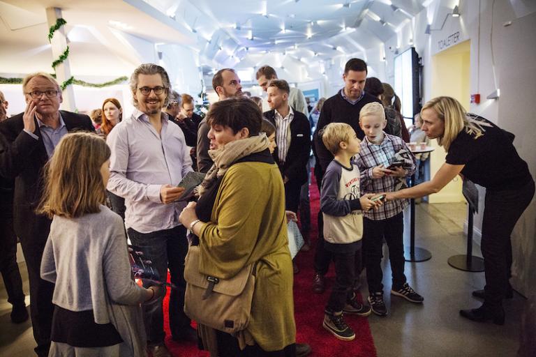 Teaterfoajén på Hipp med många besökare.