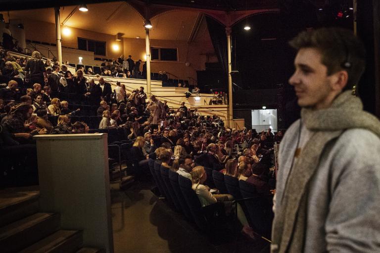 Salongen på Hipp med publik.