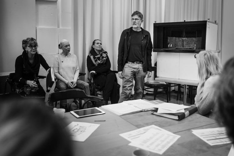 Scenografen Per A Jonsson presenterar scenografin med hjälp av en modell över scenen på Hipp.
