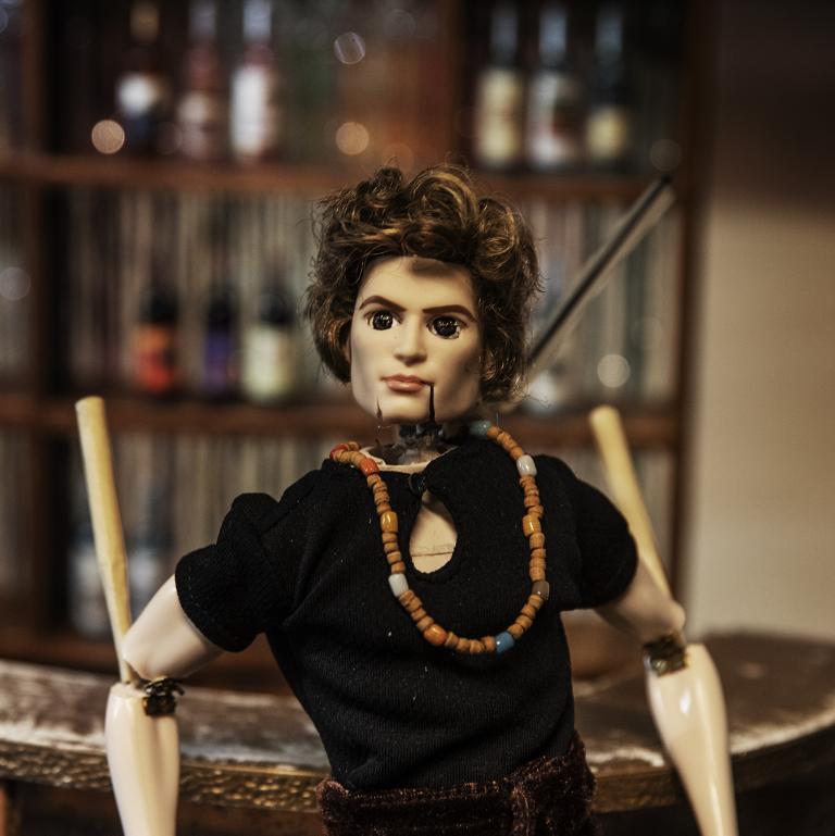 En ung manlig docka står i en bar