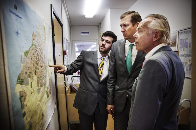 Skådespelarna tittar på en karta över Malmö