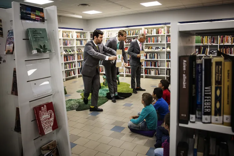 Ensemblen under föreställning på ett bibliotek