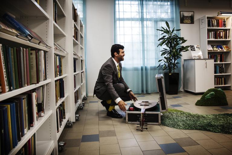 Yazan Alqaq packar upp sin luta ur en väska på scenen