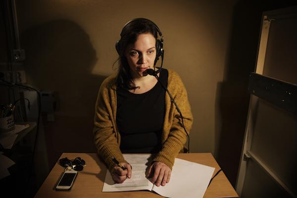 Syntolkare Anna Hellerstedt sitter i kontrollrummet och beskriver vad som händer på scenen Syntolkare Anna Hellerstedt sitter i kontrollrummet och beskriver vad som händer på scenen