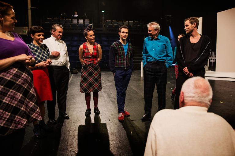 Foto: Emmalisa Pauly Möte med skådespelarna på scenen innan föreställningen.