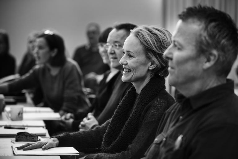 Koerograf Louise Seloy har ansvar för bland annat de fäktningsscener som förekommer i föreställningen. Foto: Emmalisa Pauly