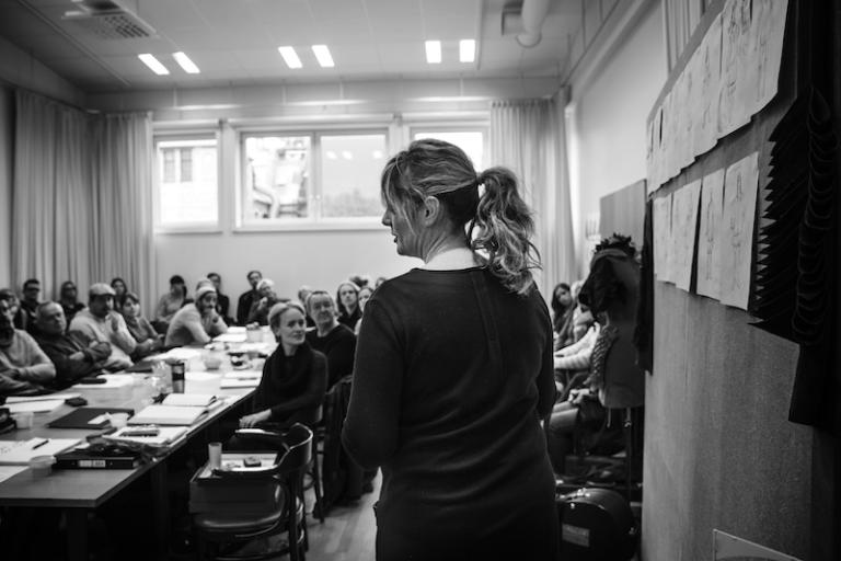 Camilla Bjørnvad har skapat kostymerna till föreställningen och visar här skisser på vad skådespelarna ska ha på sig. Foto: Emmalisa Pauly