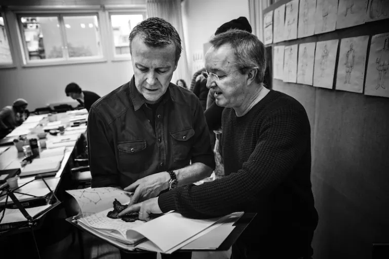 Scenograf Tore Sæther och ljusdesigner Thorsten Dahn går igenom skisser på scengolvets mönster. Foto: Emmalisa Pauly