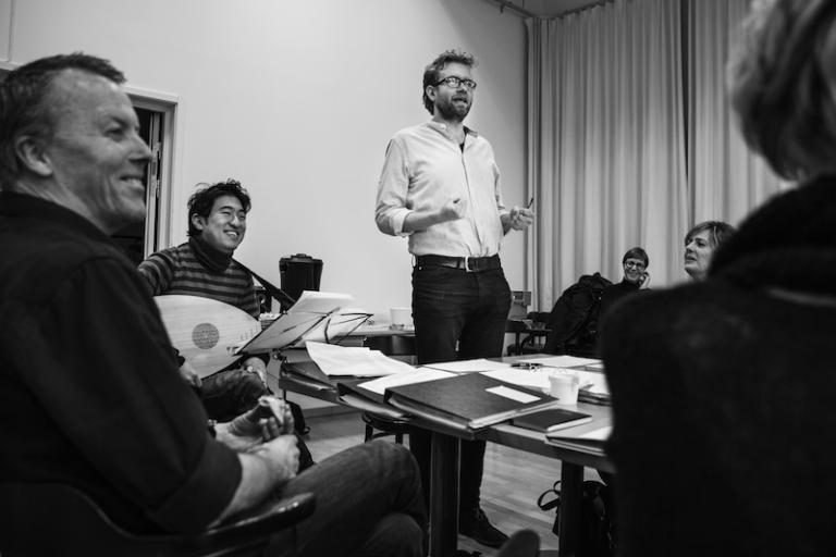 Frede Gulbrandsen ger exempel på att föreställningen kommer att ha inslag av musik. Här tillsammans med lutspelaren Dohyo Sol. Foto: Emmalisa Pauly