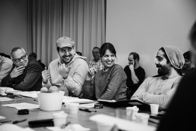Håkan Paaske, Johannes Wanselow, Hannah Canvert och Kardo Razzazi sitter samlade inför genomläsningen av manuset. Foto: Emmalisa Pauly