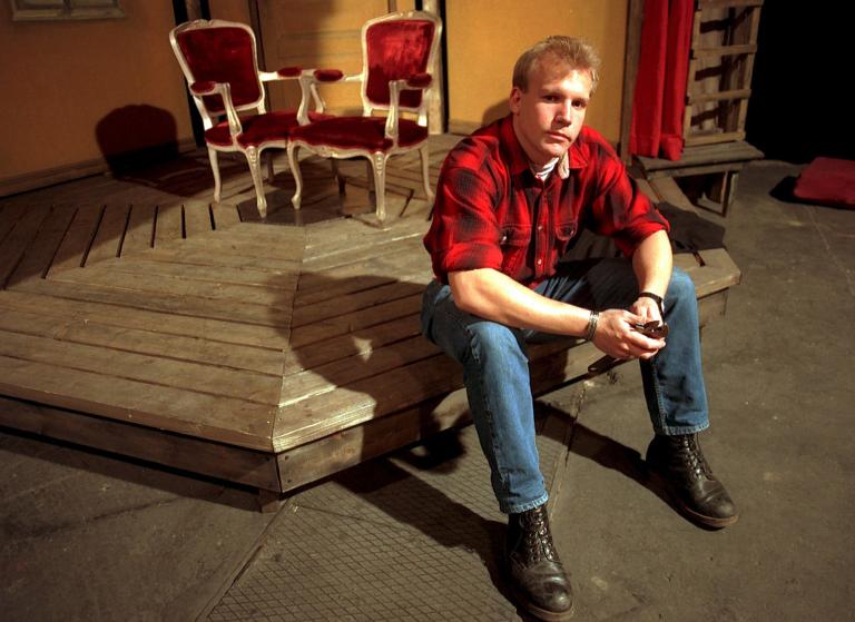 Jesper Larsson sittandes på scenen 