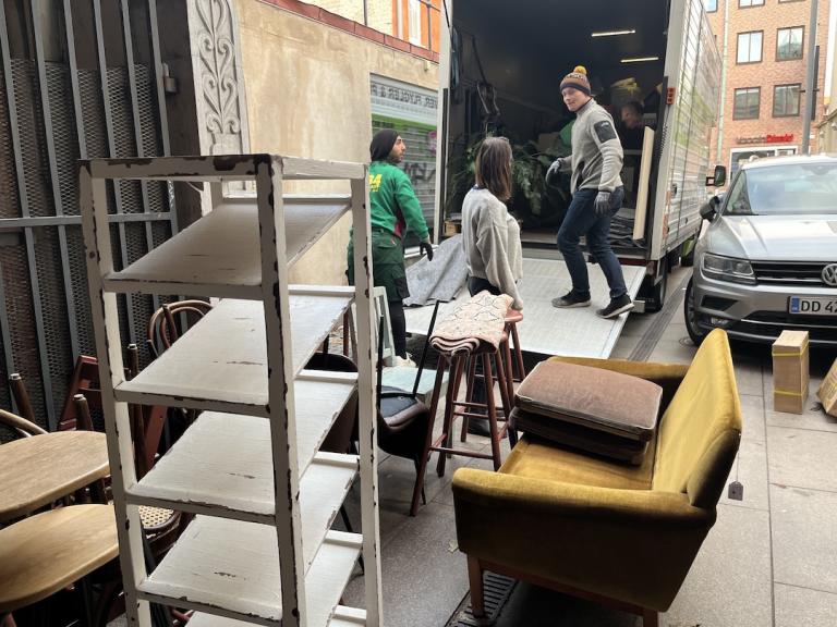 Teaterchef Kitte Wagner tar emot en lastbil med möbler