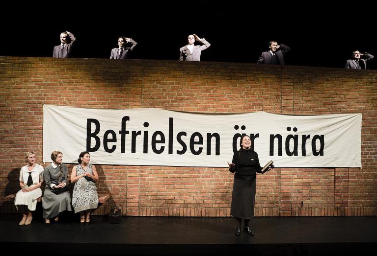 Foto Peter Westrup Tegelvägg med banderoll