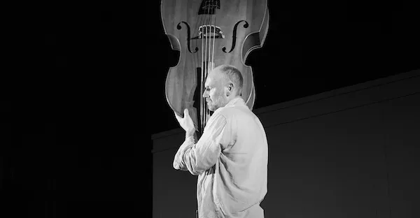 Fredrik Gunnarson med sin kontrabas Foto: Johan Sjövall