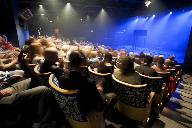Publiken väntar på att föreställningen ska börja 2014 Publiken väntar på att föreställningen ska börja 2014