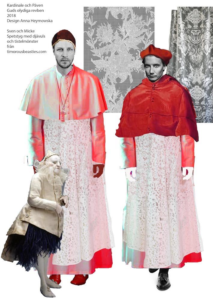 Kostymskiss föreställandes två män i rosa dräkter med mönstrat, vitt spetstyg över och rosa respektive röd kort kappa över axlarna. Kyrkliga huvudbonader och den ena mannen har ett krucifix runt halsen. Kollage