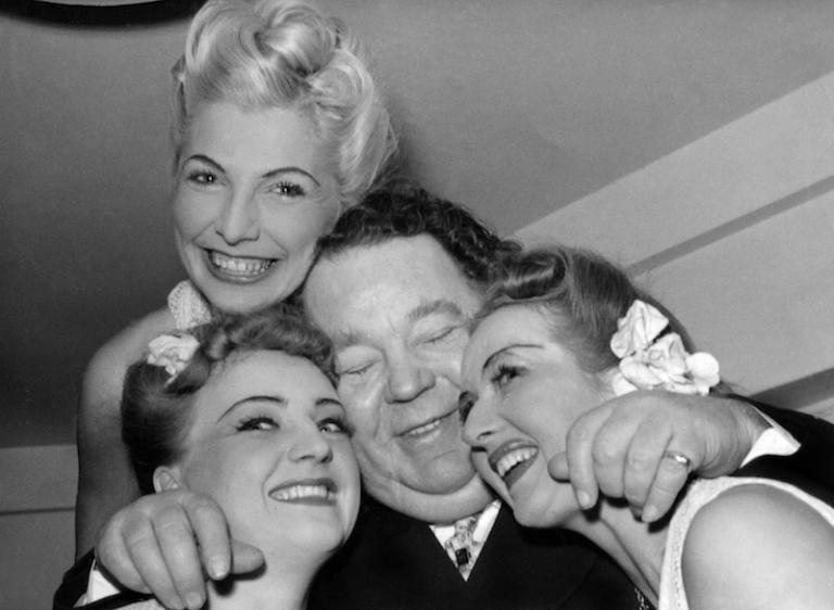Foto Bilder i Syd/Sydsvenskans bildarkiv Edvard Persson i sin loge omgiven av tre kvinnliga kollegor