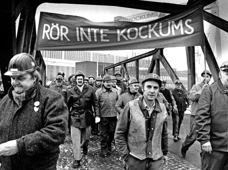 Thomas Löfqvist/Bilder i Syd Arbetare går över en bro i demonstrationståg med anslag där det står "Rör inte Kockums"