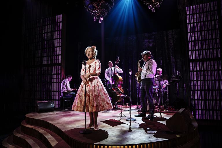 Foto Emmalisa Pauly Person sjunger till orkester