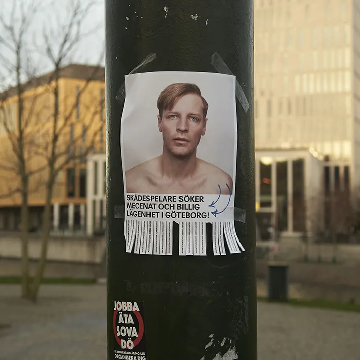 Affisch med skådespelare och texten "Skådespelare söker mecenat och billig lägenhet i Göteborg"
