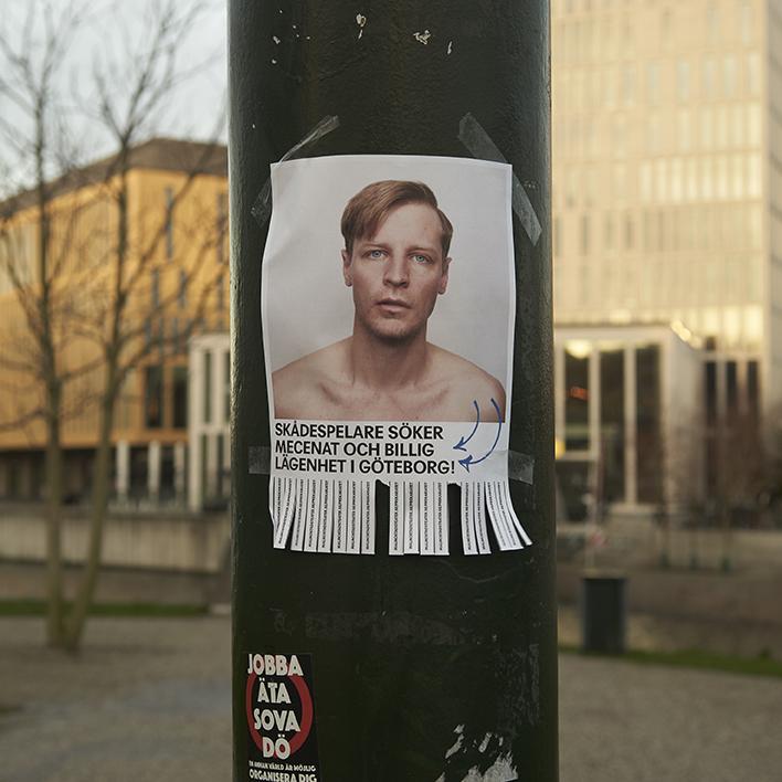 Affisch med skådespelare och texten "Skådespelare söker mecenat och billig lägenhet i Göteborg"