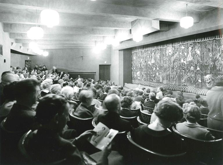 Publiken väntar på att föreställningen ska börja 1944
