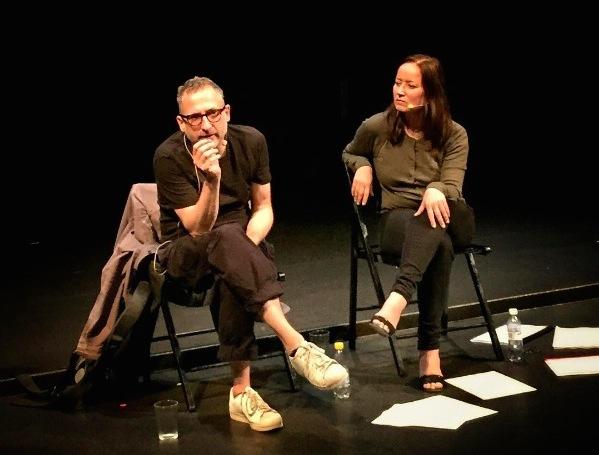 Foto: Erik Roman Roland Schimmelpfennig och Kitte Wagner sitter på var sin stol på scenen och samtalar
