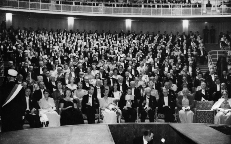 Invigning av Malmö Stadsteater den 23 september 1944. I mitten, främsta raden, sitter kronprinsparet. Snett bakom kronprinsen ses statsministern Per Albin Hansson. Publiken 1944