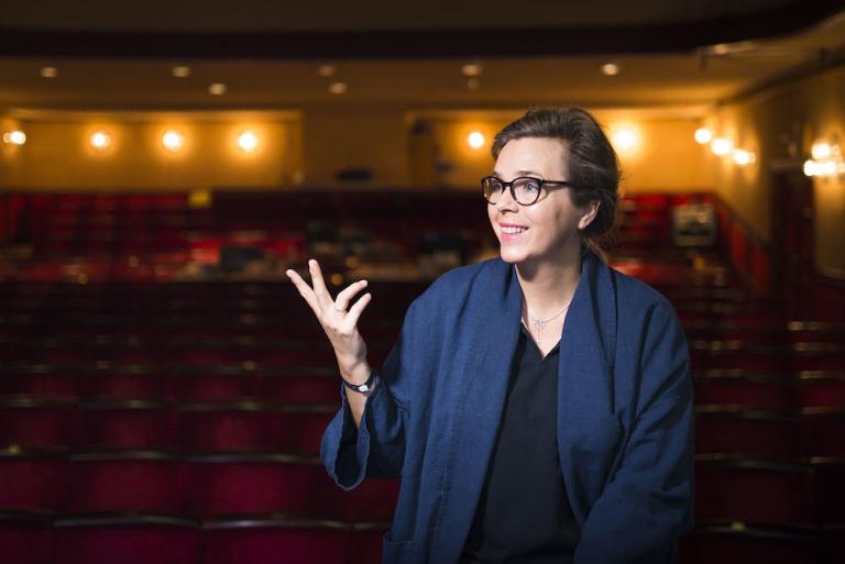 Tilde sitter i salongen på Hipp