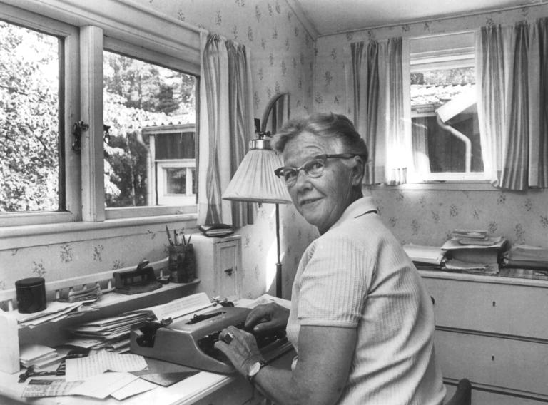 Barbro hemma Barbro sitter vid sitt skrivbord hemma i huset. Ansiktet är vänt mot kameran.