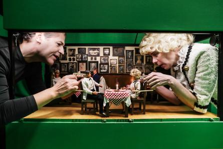 Foto: Emmalisa Pauly Två skådespelare med dockor som ser ut som dem