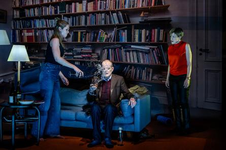 Foto: Sören Vilks En av skådespelarna häller vatten på en man som som sitter i en soffa med sitt vinglas