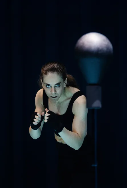 Skådespelaren tittar rakt fram i boxningsposition med händerna uppe.