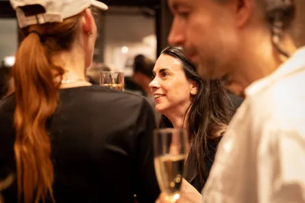 Personer som minglar med champagneglas i handen