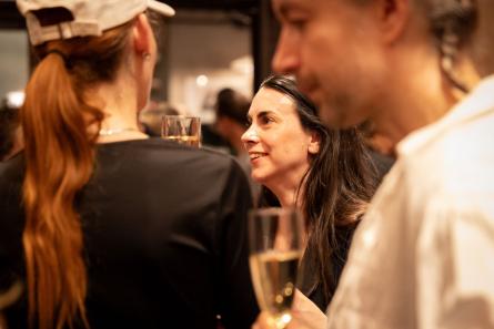 Personer som minglar med champagneglas i handen